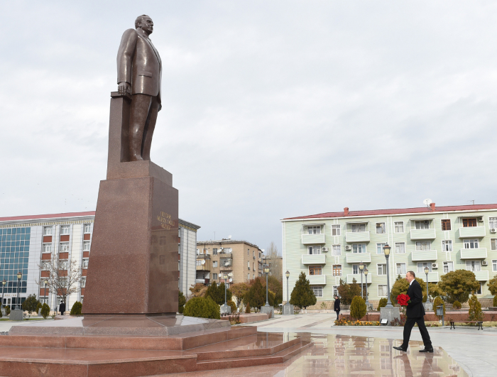   Der Präsident besuchte das Denkmal für Heydar Aliyev in Nachitschewan  