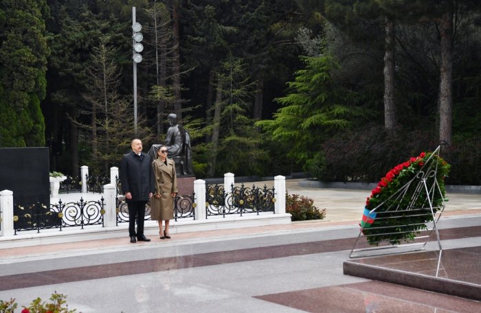  Azerbaijani president and first lady visit grave of national leader Heydar Aliyev - PHOTOS
