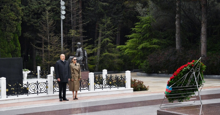  Präsident und First Lady besuchten das Grab von Heydar Aliyev 