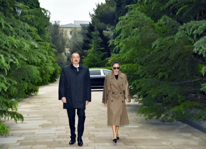  El presidente y la primera dama visitan la tumba de Heydar Aliyev - FOTOS+VIDEO
