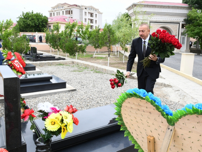  Le président Ilham Aliyev visite les tombes des martyrs au Nakhitchevan -  PHOTOS  