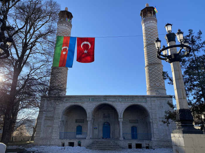   Präsident Ilham Aliyev besucht die Yuchari Govharagha Moschee in Schuscha  