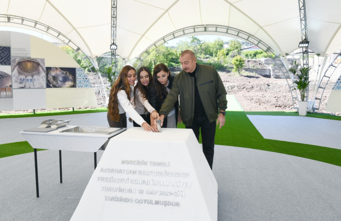  Le président azerbaïdjanais pose la première pierre d’une nouvelle mosquée à Choucha - PHOTOS