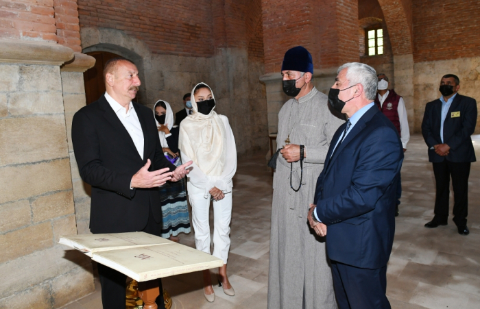  Präsident Ilham Aliyev und Mehriban Aliyeva besuchen albanische Kirche in Gabala 
