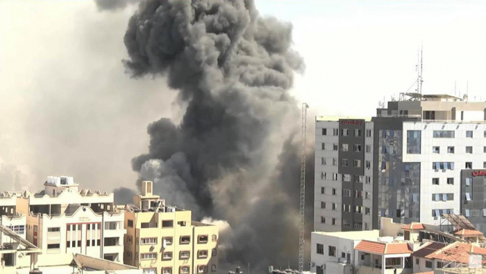     VIDEO:   Un ataque aéreo israelí derriba un edificio en Gaza con oficinas de AP y Al Jazeera  