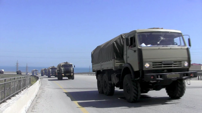     Aserbaidschanisches Verteidigungsministerium:   Truppen, die an Übungen beteiligt sind, dringen in die Einsatzgebiete vor   - VIDEO    