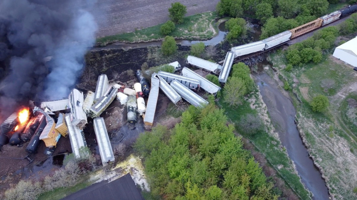 Un tren con fertilizantes descarrila en EE.UU. y queda envuelto en llamas