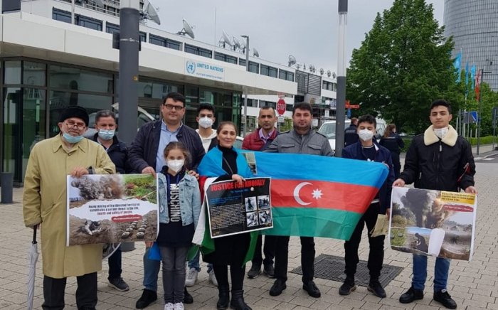   Los azerbaiyanos en Alemania celebran una protesta contra el gobierno armenio  