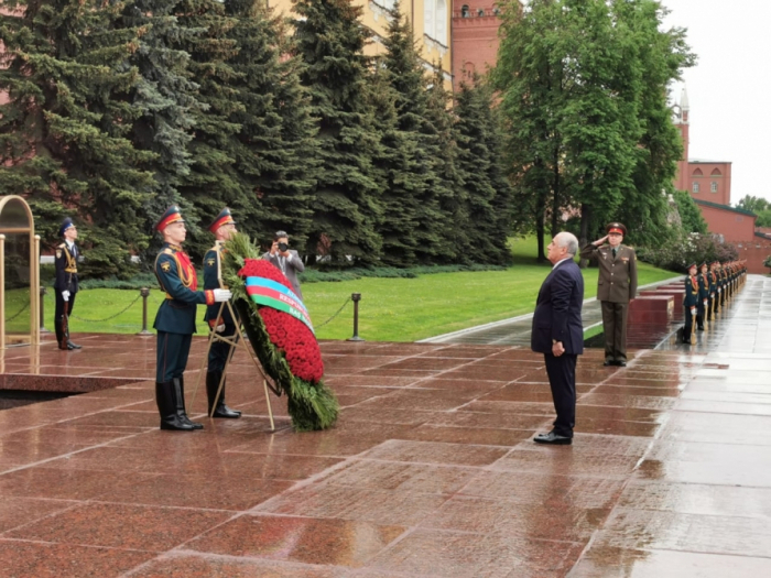  Ali Asadov visits grave of unknown soldier in Moscow  