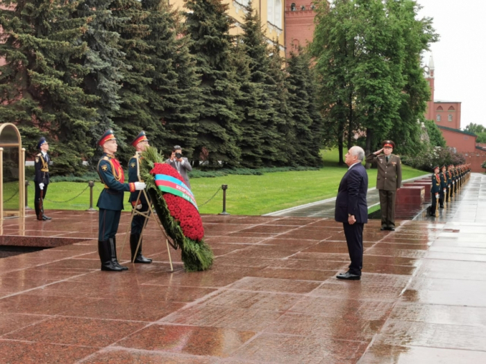   Ali Assadov visite la tombe du Soldat inconnu à Moscou  