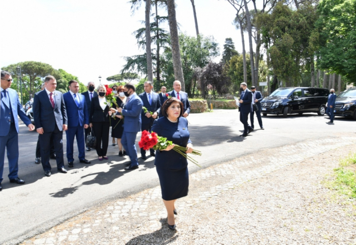   Aserbaidschanische Parlamentsdelegation besucht das Denkmal für Nizami Gandschavi in Rom  