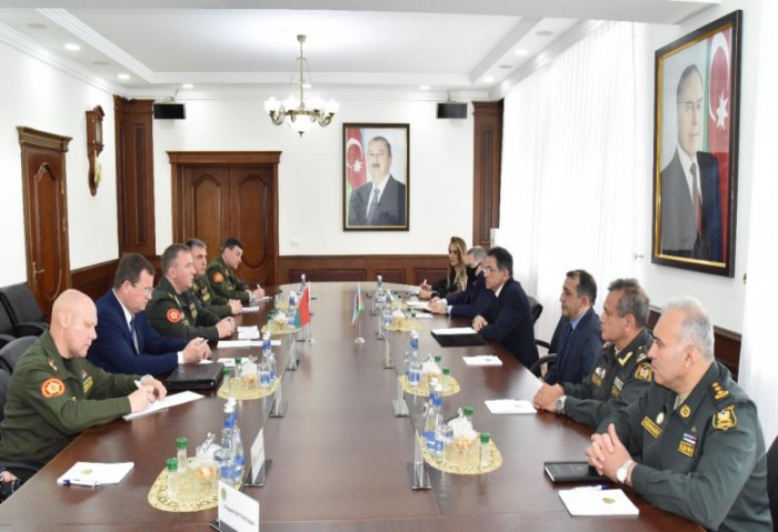 Madat Guliyev recibe al Ministro de Defensa de Bielorrusia