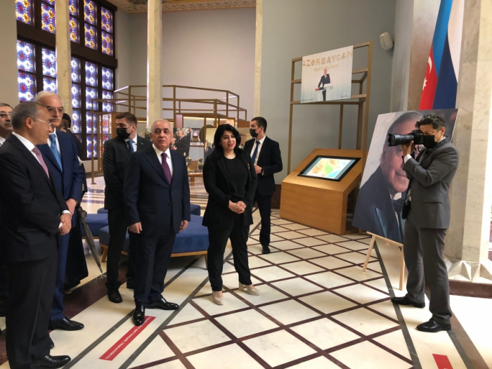 رئيس الوزراء في جناح "أذربيجان" في موسكو - صور 