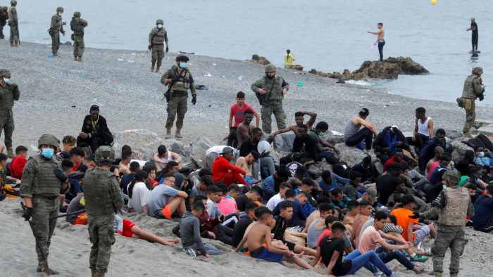 España acusa a Marruecos de "agresión" y "chantaje" por la llegada masiva de inmigrantes a Ceuta