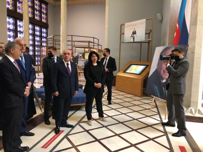   Aserbaidschanischer Premierminister besucht den Pavillon "Aserbaidschan" in Moskau  