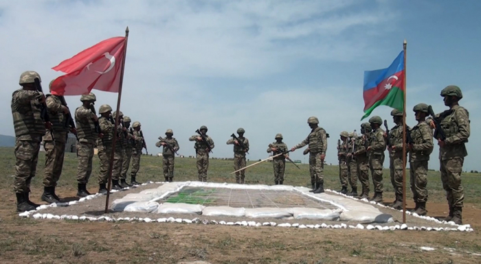  Aserbaidschanische und türkische Soldaten bei gemeinsamer militärischer Ausbildung  - VIDEO  