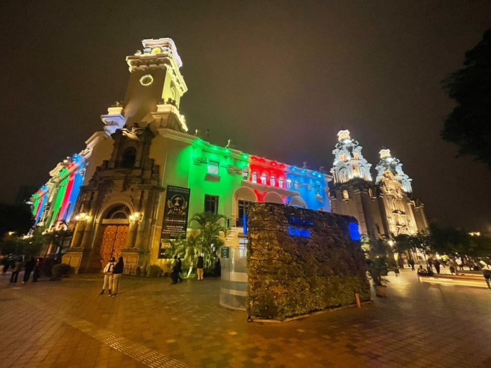   Gebäude des peruanischen Kongresses, Gemeinde Miraflores, erleuchtet in den Farben der aserbaidschanischen Flagge –   FOTO    