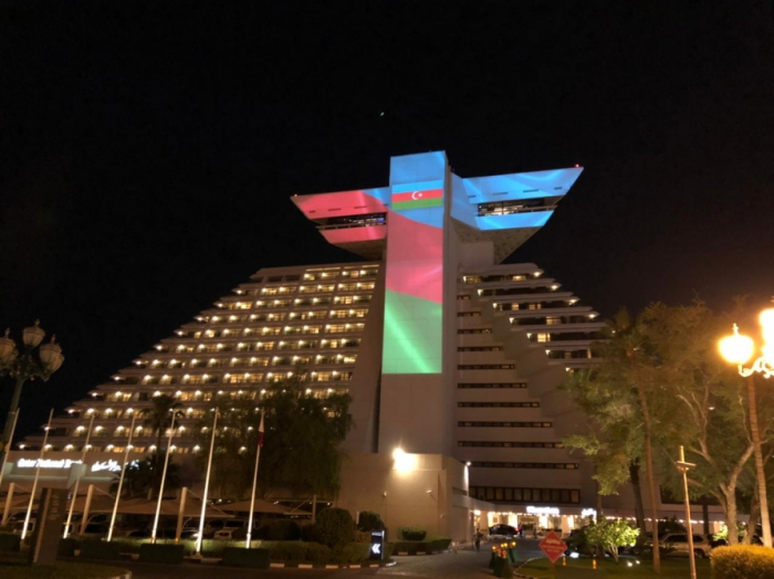   Katars ikonisches Gebäude leuchtet mit den Farben der aserbaidschanischen Flagge  