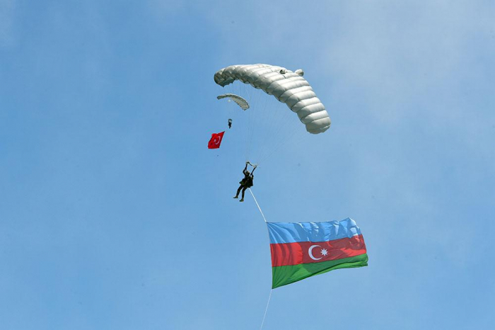  Bandera azerbaiyana se ondea en el cielo de Konya -  FOTOS  