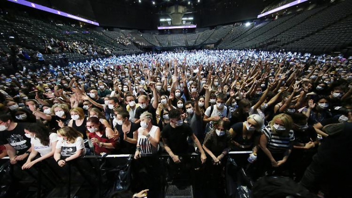 5000 Pariser feiern auf Corona-Test-Konzert