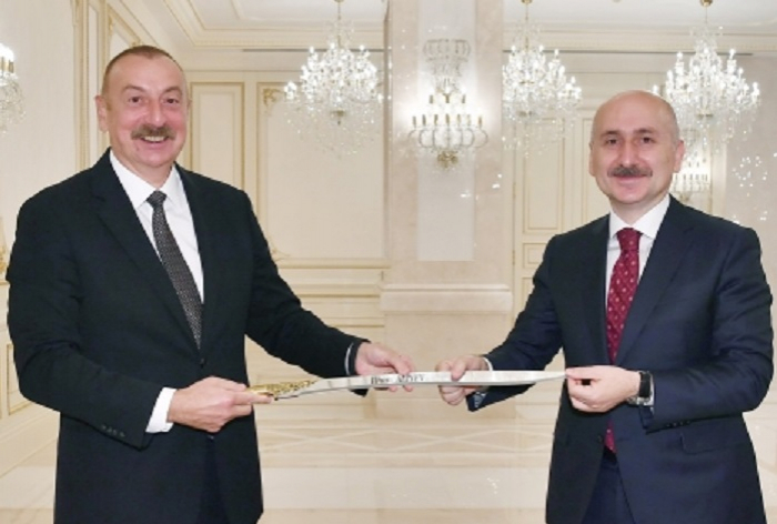   Ministro turco regala una espada al presidente Ilham Aliyev  