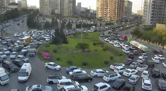    Bakıda yenə tıxac var -    Avtobuslar gecikir      