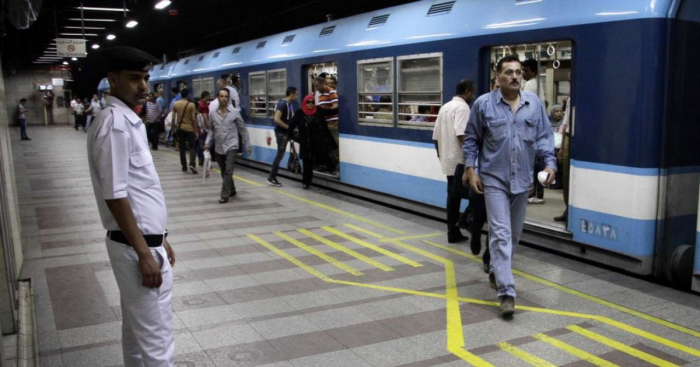 مصر... توقيف شاب خلع ملابسه وردد كلمات غير مفهومة داخل محطة مترو السادات