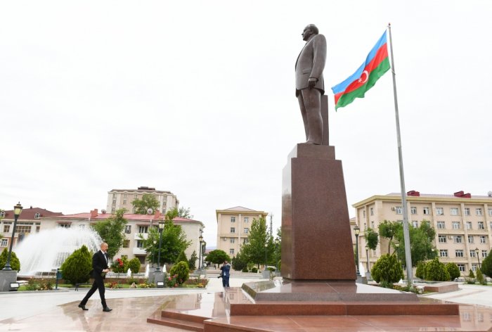 Azerbaijani president visits statue of national leader Heydar Aliyev in Nakhchivan - PHOTOS