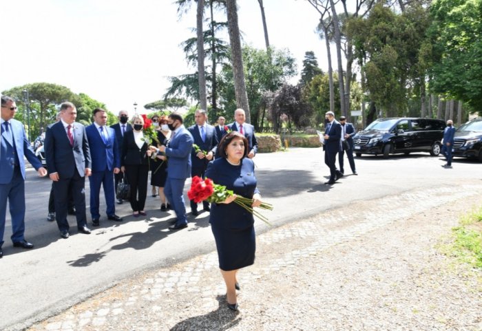 Azerbaijani parliamentary delegation visits monument to Nizami Ganjavi in Rome