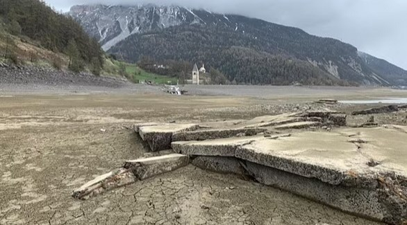 قرية إيطالية تظهر بعد 71 عاماً من اختفائها تحت الماء