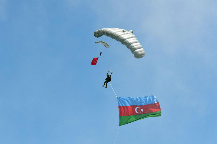   رفع العلم الأذربيجاني فوق قونية -   صور    