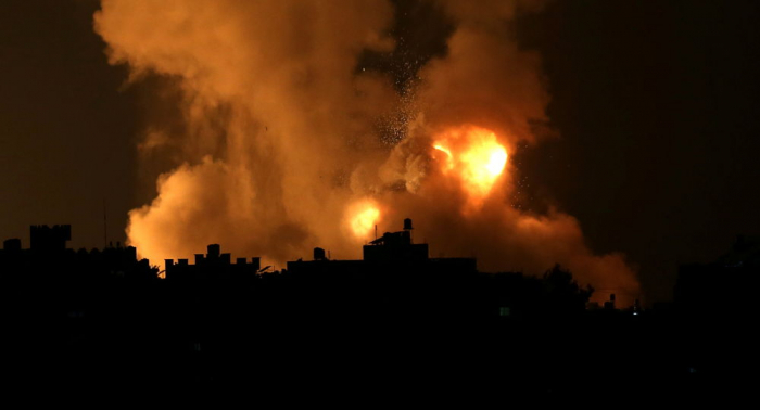 قصف إسرائيلي عنيف يضيء سماء غزة وصواريخ المقاومة لا تتوقف.. فيديو
