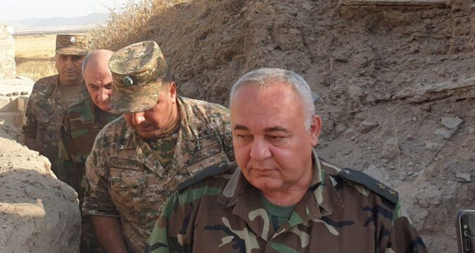  Erməni general Paşinyanı klouna bənzətdi 