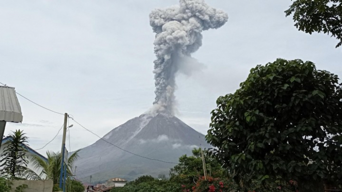 Vulkan Sinabung auf Sumatra erneut ausgebrochen