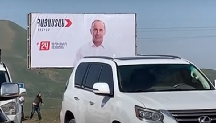   Ermənistanda Koçaryana etiraz:  Seçki plakatları daşa basıldı -  VİDEO  
