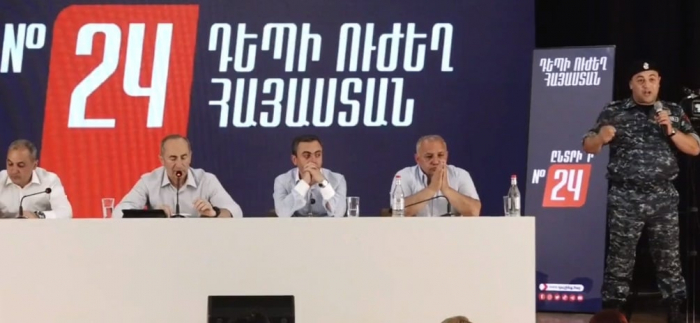 Nikola etiraz edən polis Koçaryanın tərəfinə keçdi -  VİDEO 