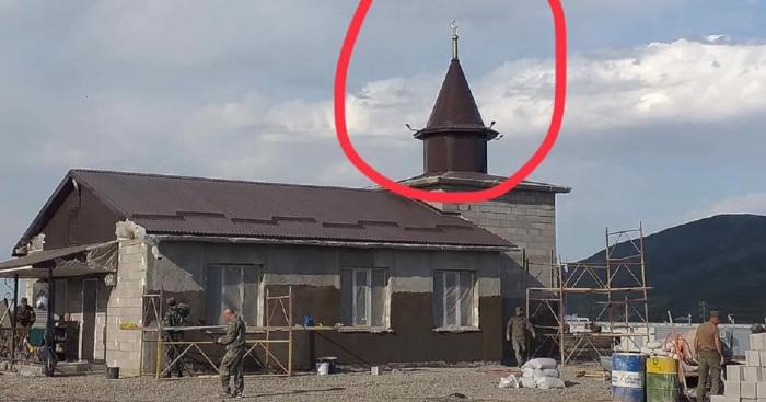   Moschee in der Nähe des Flughafens Chodschali gebaut  