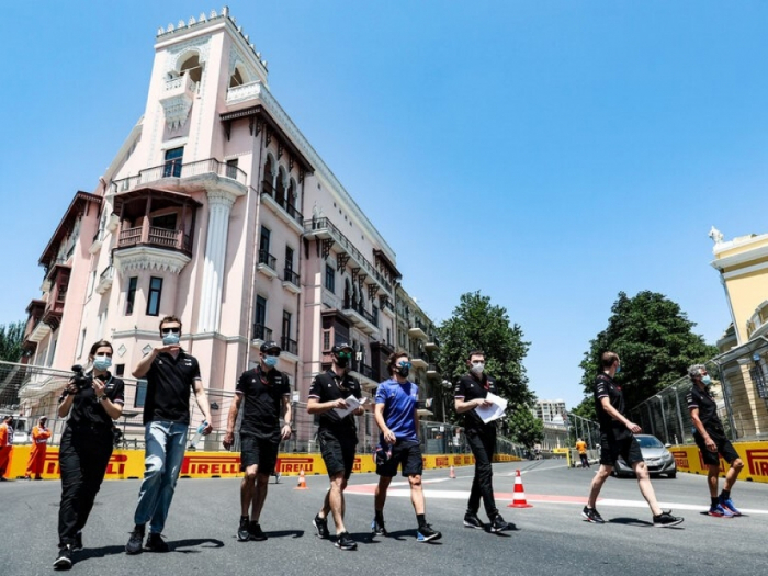  F1 Piloten machten einen Spaziergang auf der Ringstraße der Stadt Baku  
