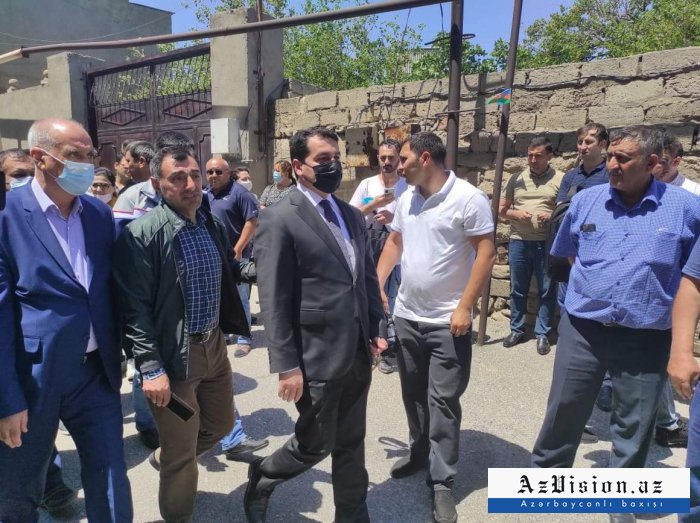 Hikmet Hajiyev, en la ceremonia de despedida con un periodista martirizado - FOTO
