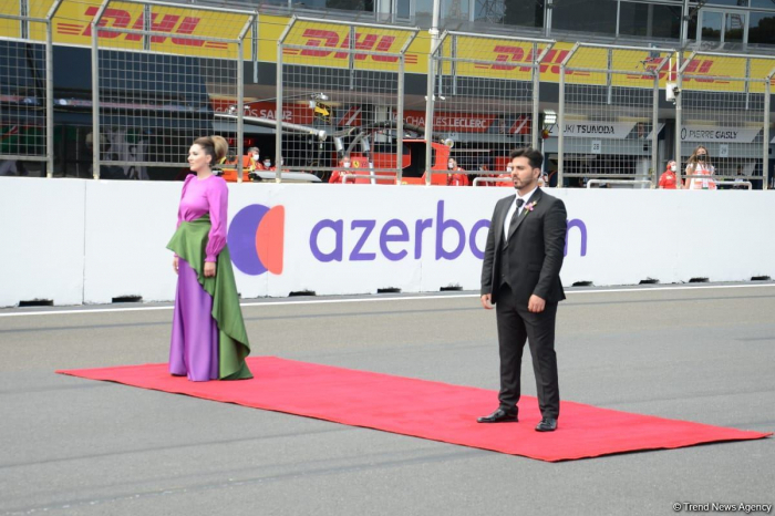   Aserbaidschanischer Kriegsveteran singt Nationalhymne beim F1 Grand Prix in Baku  