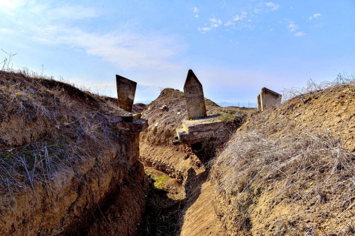  Armenier gruben Militärgraben zwischen zwei Gräbern in Aghdam –  FOTOS