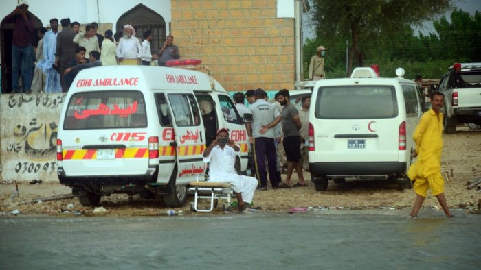   Dos trenes exprés chocan al sur de Pakistán, dejando al menos 32 muertos y 64 heridos  