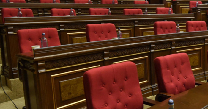   Der Bericht zum Haushalt 2020 im armenischen Parlament wird in einem leeren Saal gehört  