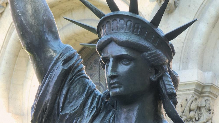  France sends smaller replica of Statue of Liberty to US -  NO COMMENT  