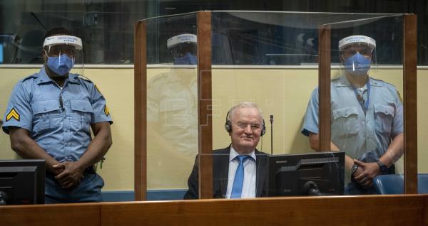 La justicia internacional ratifica la cadena perpetua de Mladic por genocidio