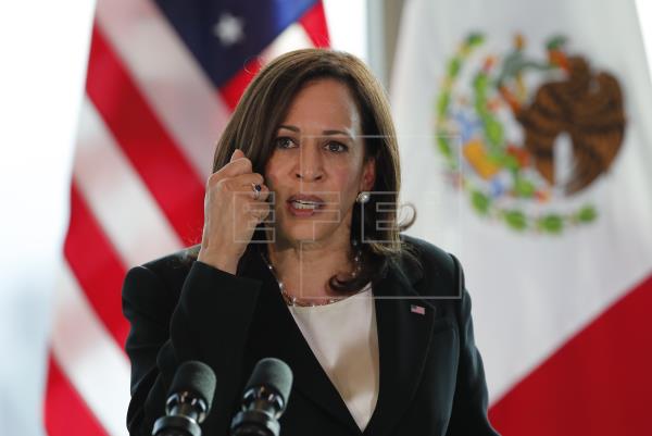 Kamala Harris suaviza su mensaje hacia los solicitantes de asilo tras su gira