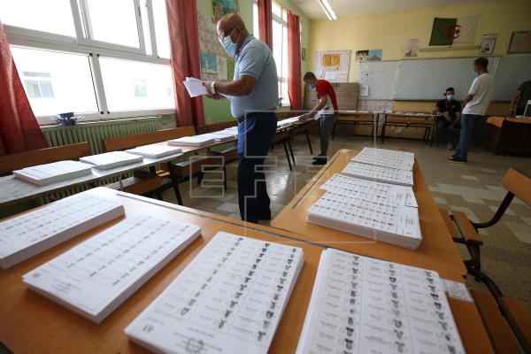 Abren los colegios electorales en Argelia entre férreas medidas de seguridad