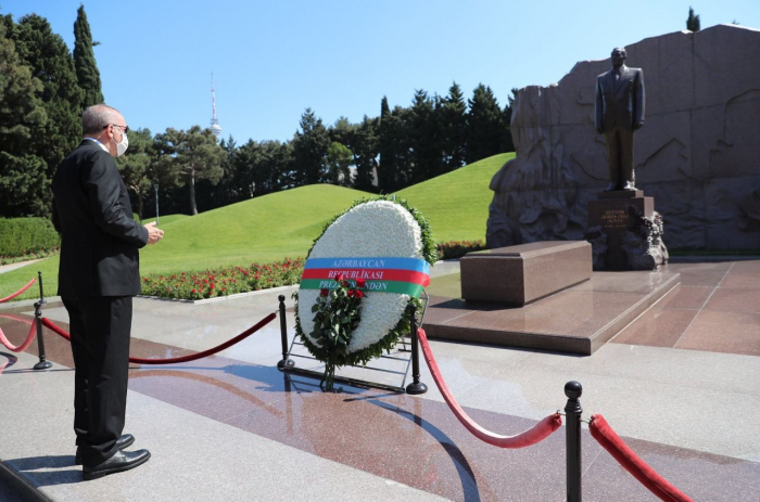 Turkish president pays tribute to grave of Azerbaijani former president Heydar Aliyev