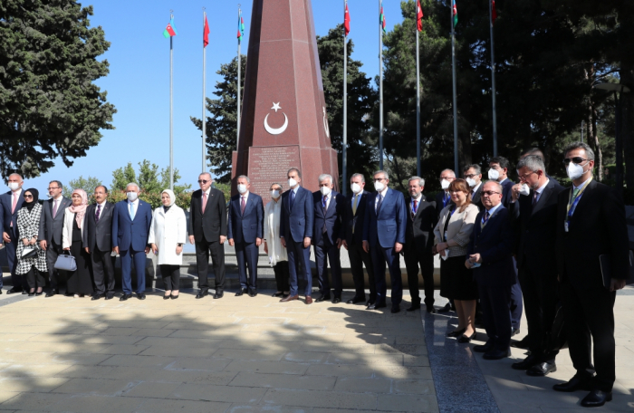  Turkish President Recep Tayyip Erdogan pays respect to Azerbaijani heroes - PHOTOS