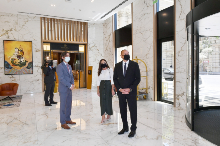  Präsident Aliyev nahm an der Eröffnungszeremonie eines Hotels in Baku teil 